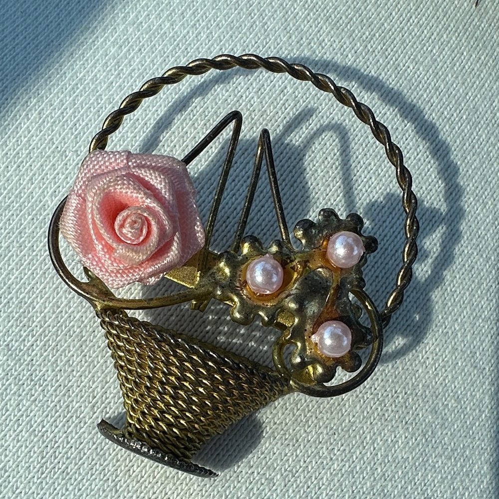 Gold-Tone Edwardian Mesh Basket Brooch with Pink Rose and Faux Pearls